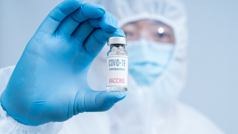 Cercetător chinez cu o doză de vaccin anti-COVID-19