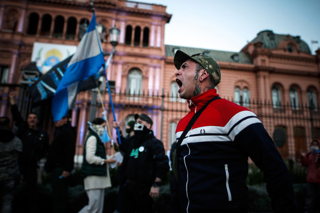 Mii de argentinieni manifestează împotriva izolării