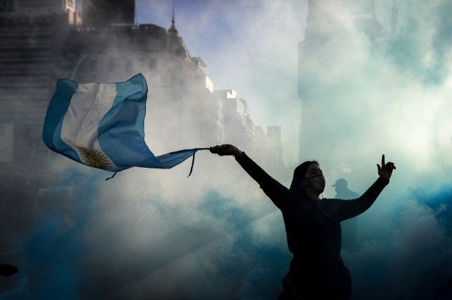 Mii de argentinieni manifestează împotriva izolării