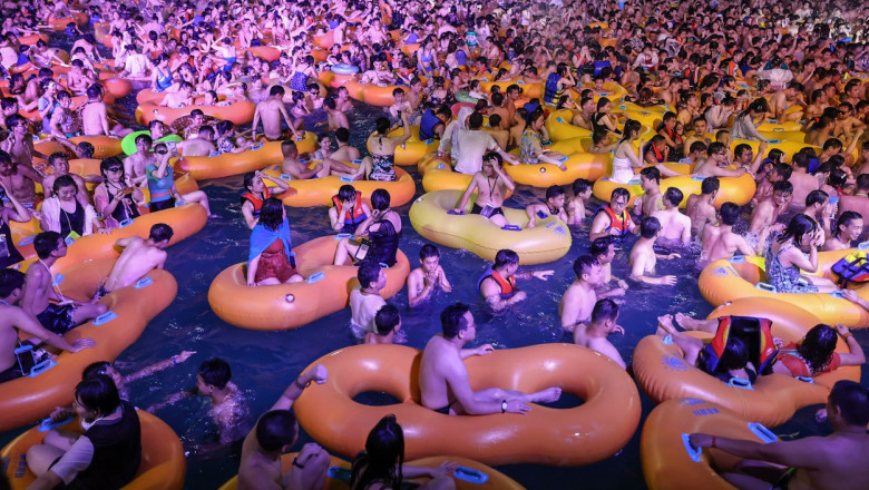 Mii de persoane și-au înfruntat teama de COVID și au participat la o petrecere techno în Wuhan, orașul în care a apărut virusul