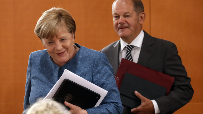 Cancelarul german Angela Merkel și ministrul de finanțe Olaf Scholz sosesc la o ședință a cabinetului federal german