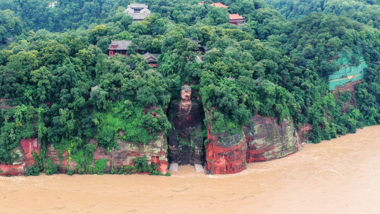 statuie Buddha inundată în China
