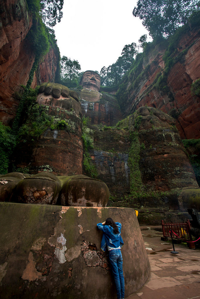 Tourists are praying to the Leshan Giant Buddha. The Leshan