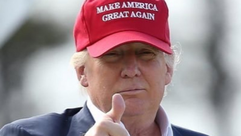 Donald Trump, presedintele SUA, poarta o sapca cu sloganul Make America Great Again
