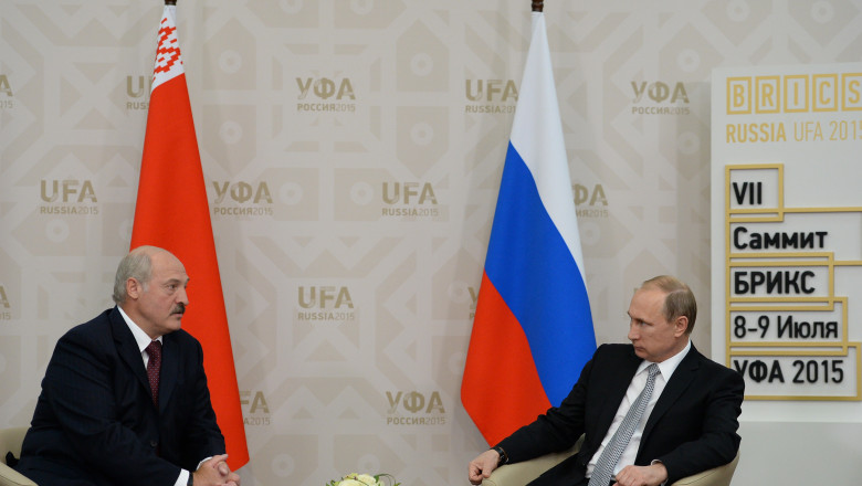 Vladimir Putin (dr) și Aleksandr Lukașenko