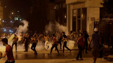 Protestatarii din Liban, înfuriați de explozia devastatoare din 4 august, dau vina pe guvern pentru neglijență. Ei au ieșit din nou în stradă, duminică, 9 august, și s-au confruntat cu forțele de ordine