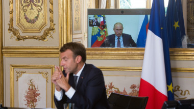 Emmanuel Macron gesticulează în timpul unei videoconferințe cu Vladimir Putin