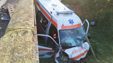 O ambulanță care transporta un pacient cu COVID-19 a căzut de pe un pod. Patru persoane, accidentate