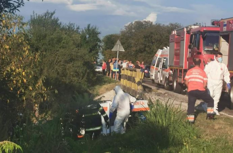 O ambulanÈÄ care transporta un pacient cu COVID-19 a cÄzut de pe un pod. Patru persoane, accidentate
