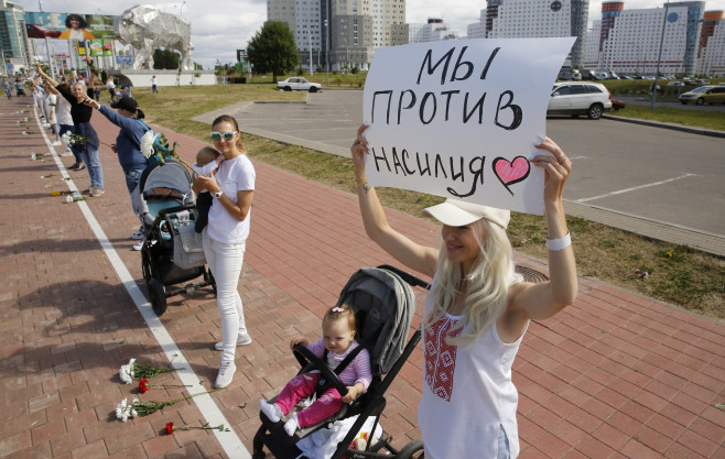 Tot mai multe lanţuri umane se formează la Minsk împotriva reprimării protestelor