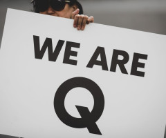 Mișcarea QAnon, declarată de FBI „potențială amenințare teroristă internă”, crește cu 1 milion de adepți pe lună. A ajuns și în România