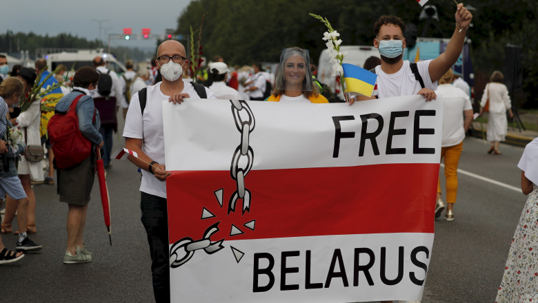Cetățenii din țările baltice "şi-au dat mâna" formând un lanţ uman până la granița cu Belarus, în semn de solidaritate cu protestatarii