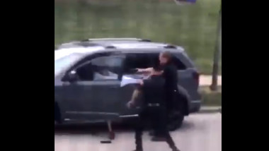 Scene brutale în Kenosha, Wisconsin - poliția împușcă în mod repetat un bărbat de culoare.