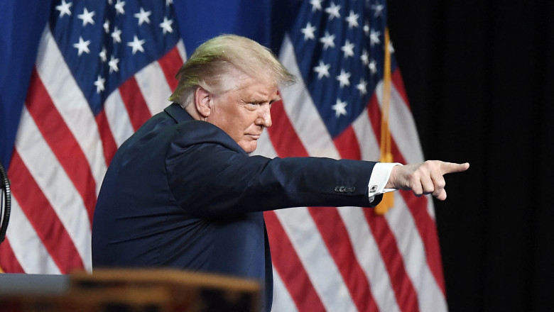 Donald Trump arătând cu mâna