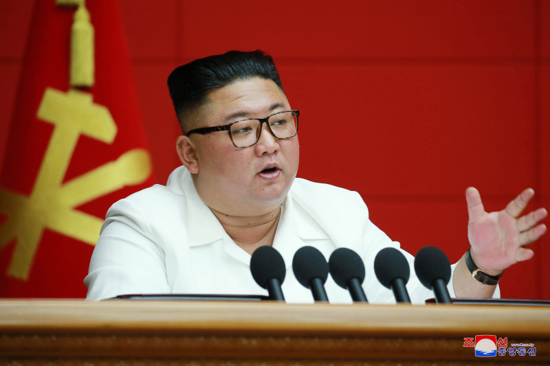 Phenianul difuzează imagini cu Kim Jong Un, a cărui stare de sănătate alimentează încă zvonuri