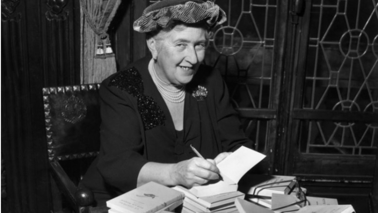 Agatha Christie dând autografe în Franța, în 1965