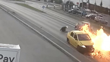 O femeie a lovit intenționat un polițist în trafic, iar motocicleta lui a explodat la impactul cu altă mașină