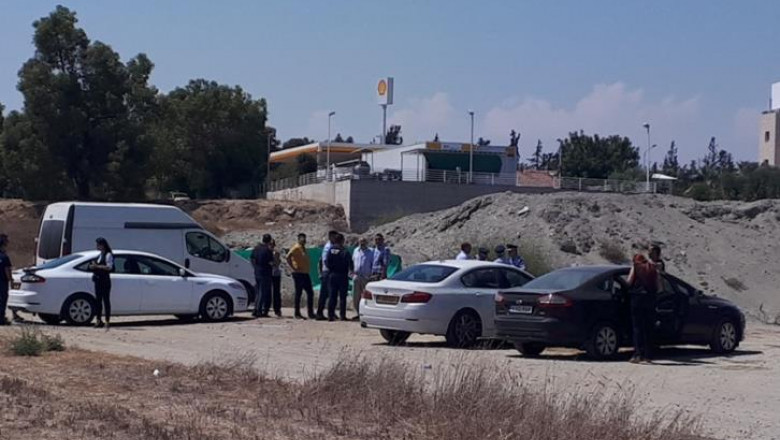 masini de politie pe un teren, in Cipru