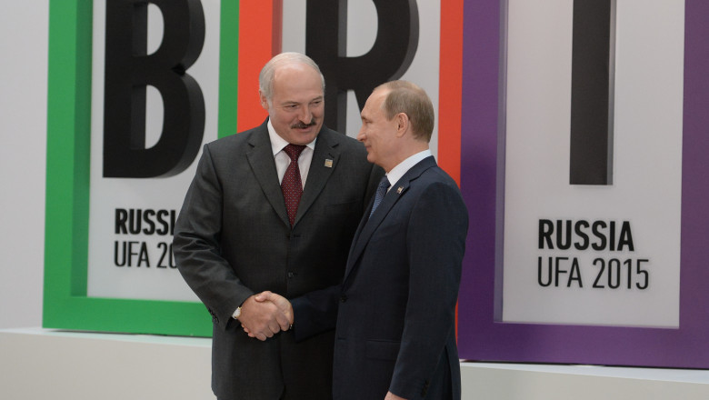 Strângere de mâini între Aleksandr Lukașenko și Vladimir Putin