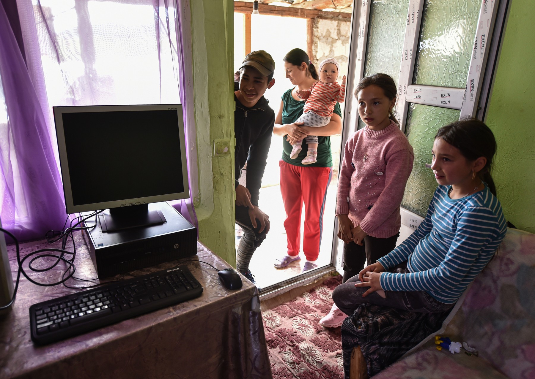 Paradoxul tabletelor din România. Numărul de elevi fără acces la online a crescut, deși s-au achiziționat și distribuit echipamente
