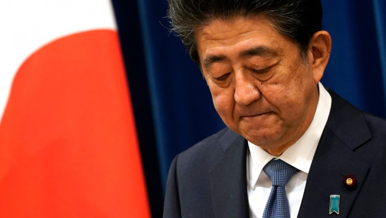 Shinzo Abe cu drapelul Japoniei în spate