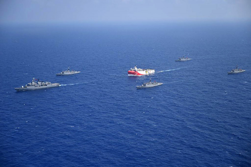 Nava de explorări marine Oruc Reis, escortată de nave militare ale Turciei. Foto: Profimedia Images