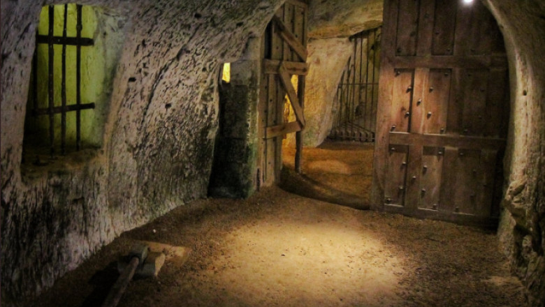 Catacombe în palat medieval, Franța
