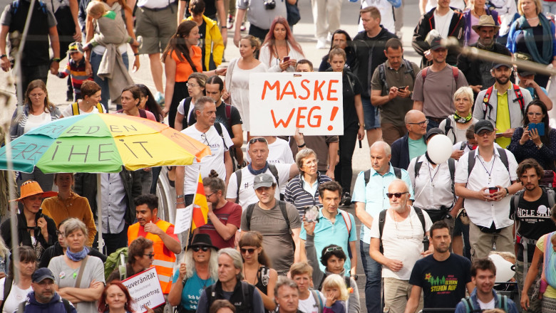 Peste 18.000 de oameni au ieșit pe străzile din Berlin pentru a protesta față de măsurile anti-COVID: "Masca jos"