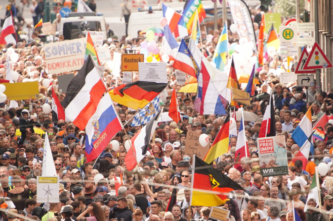 Peste 18.000 de persoane participă, sâmbătă, la o manifestație împotriva măsurilor anti-Covid în Berlin, scrie BBC, citând poliția germană. Un protestatar a fost arestat în urma unei confruntări cu oamenii legii.
