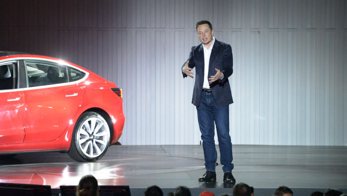 Elon Musk avertizează că acțiunile care au dus Tesla la 500 de miliarde de dolari ar putea fi zdrobite "ca un sufleu de un baros"