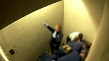 Imaginile șocante ale unei tragedii petrecute în arest: un ofițer face salutul nazist. Ce fac ceilalți polițiști în acest timp