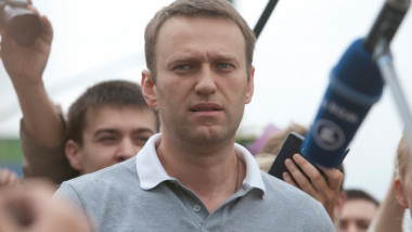 Aleksei Navalnii, opozantul lui Vladimir Putin, este inconjurat de sustinatori in timpul unui miting in Moscova.