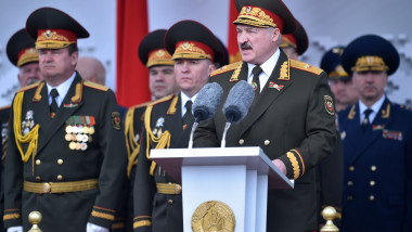 Aleksandr Lukaşenko, preşedintele Belarusului, în uniformă militară, la tribună, cu generali în spate