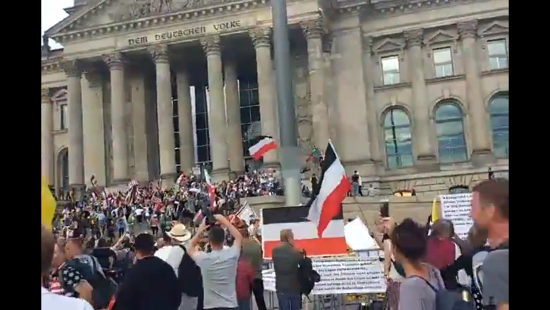 Protestatarii de extremă dreapta de la Berlin încearcă să pătrundă în interioul clădirii parlamentului german.