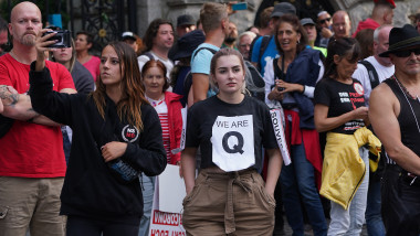 Tânără cu un tricou inscripționat QAnon, la protestele extremiștilor din Berlin.