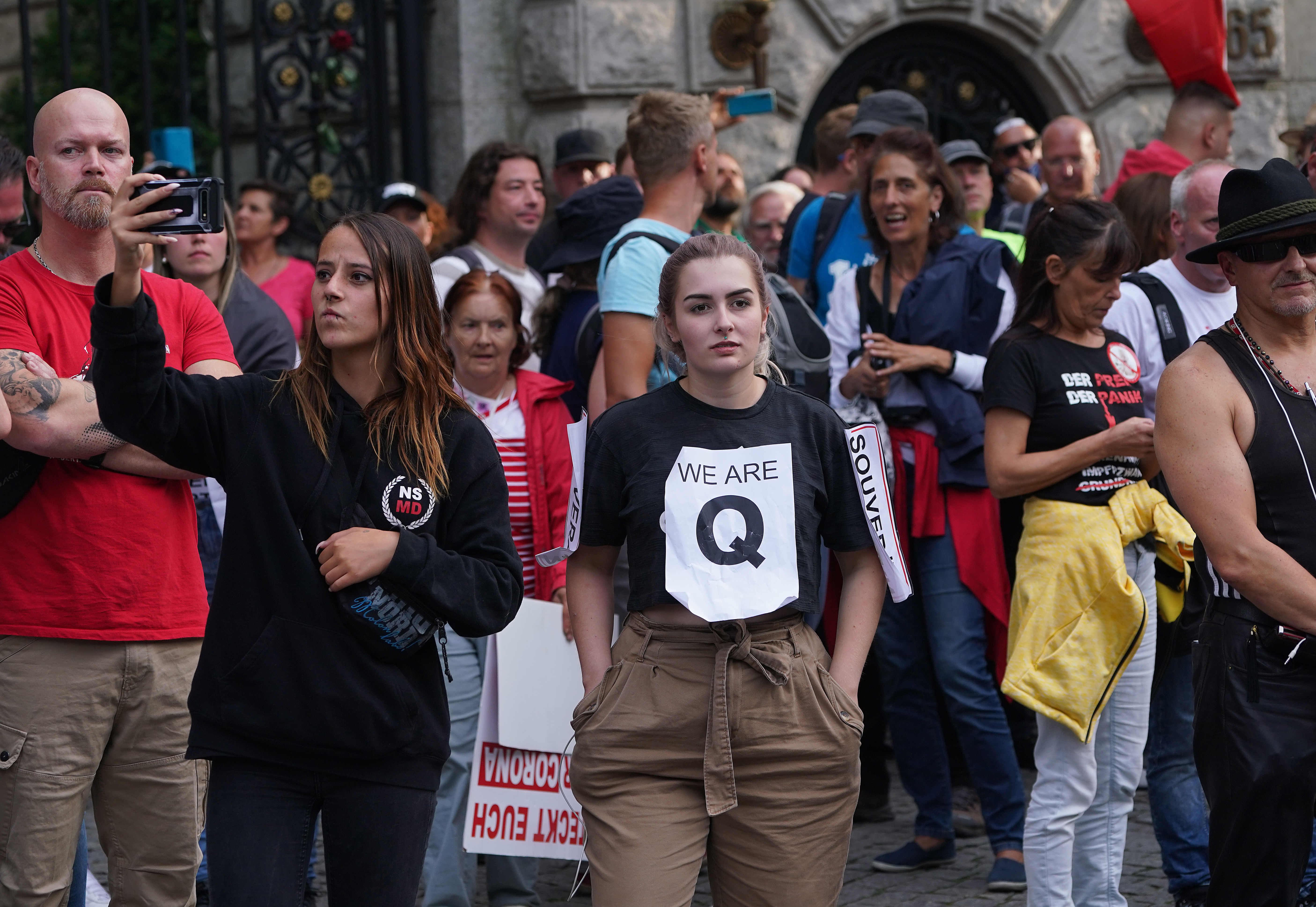 Twitter elimină de pe platformă 70.000 de conturi QAnon care propagau teorii ale conspirației