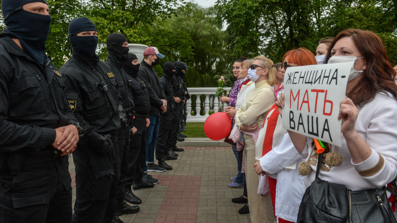Mii de femei au cerut în stradă demisia lui Lukașenko. Momentul în care acestea rup cordonul de poliție, în apaluzele martorilor