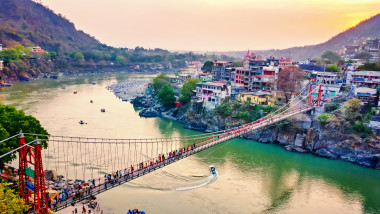 Podul sacru Laxman Jhula din India