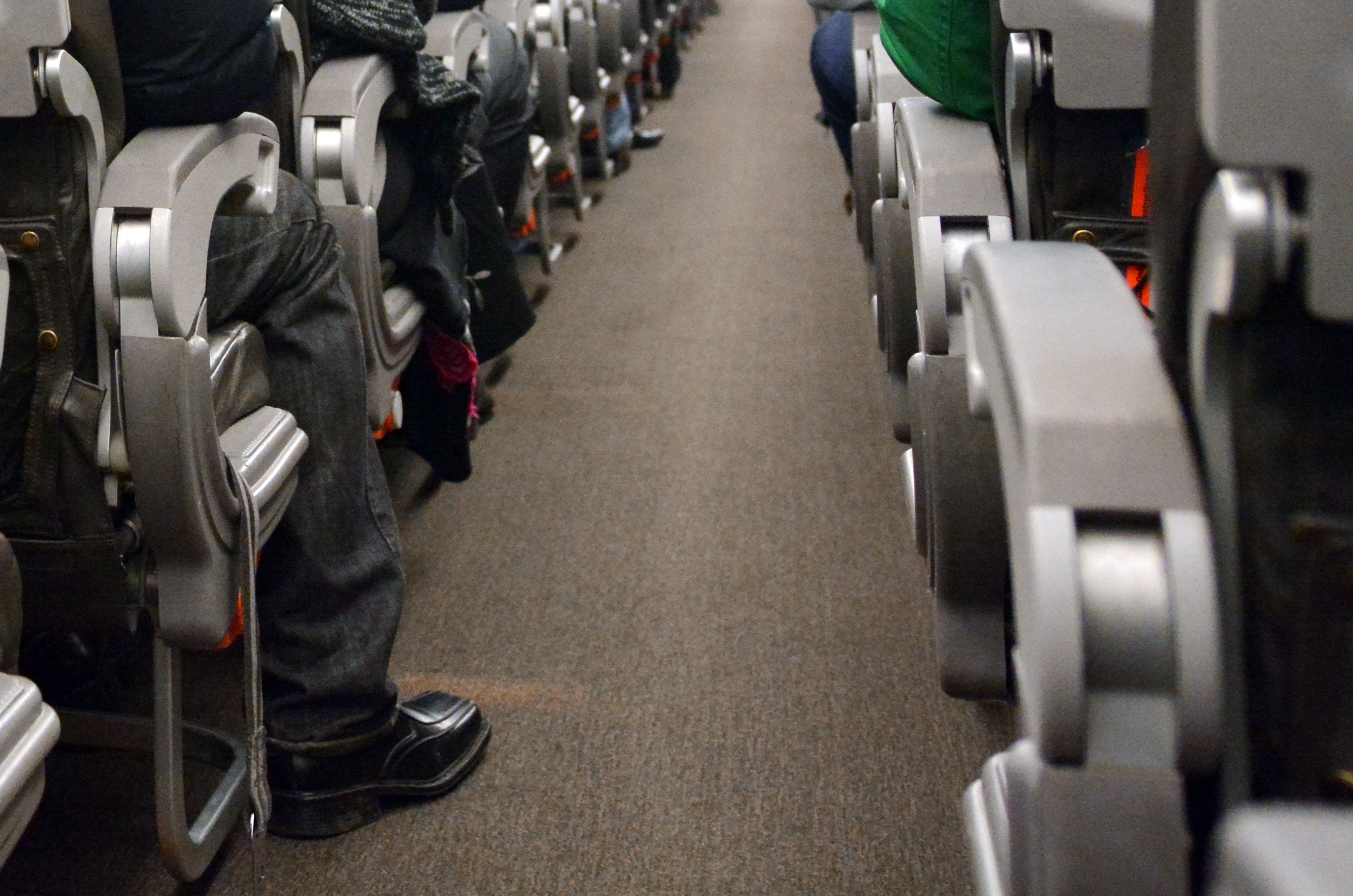 Scandal într-un avion care urma să decoleze spre Madrid, din Craiova. Un bărbat a fost dat jos pentru că a înjurat echipajul