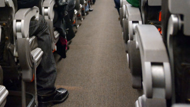 interior avion de pasageri, imagine culoar principal între scaune