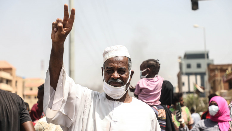 Un barbat din Sudan face semnul pacii dupa ce a fost semnat un acord de pace intre guvern si rebeli