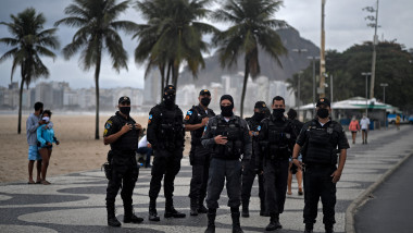 polițiști brazilieni în Rio de Janeiro, lângă plaja Copacabana