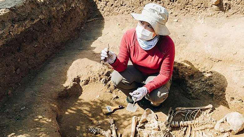 manmant vechi cu trei schelete analizat de un arheolog