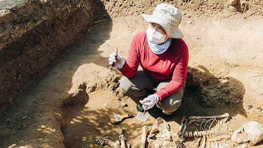 manmant vechi cu trei schelete analizat de un arheolog