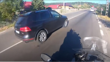 Un motociclist a surprins cu camera de filmat momentele în care mașina SPP în care se afla ministrul Lucian Bode a făcut o serie de depășiri neregulamentare