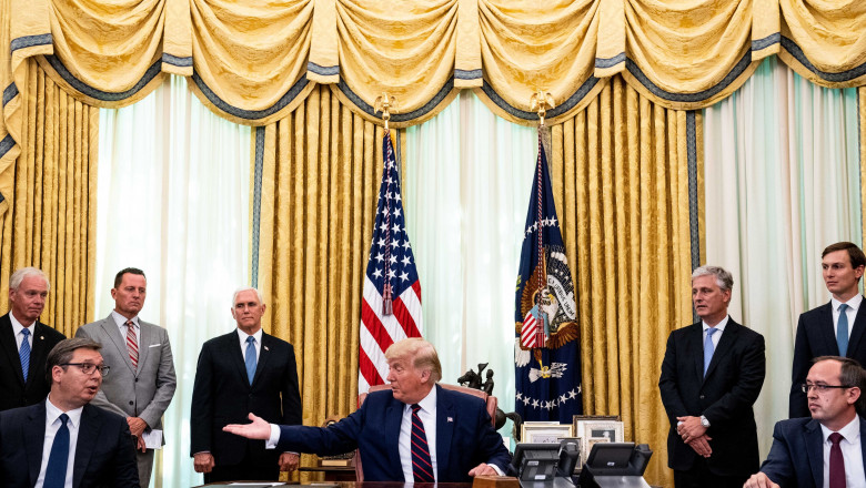 Președintele Donald Trump participă la ceremonia de semnare a unui acord economic între Serbia și Kosovo, la Casa Albă, alături de președintele sârb Aleksandar Vucic (stânga) și premierul din Kosovo, Avdullah Hoti