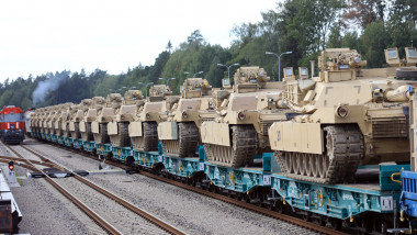 Tancuri Abrams ale armatei americane sosesc în gara Mockava din Lituania pentru a participa la un exercițiu militar care are loc în apropierea granițelor Belarusului, unde protestele anti-Lukașenko iau amploare