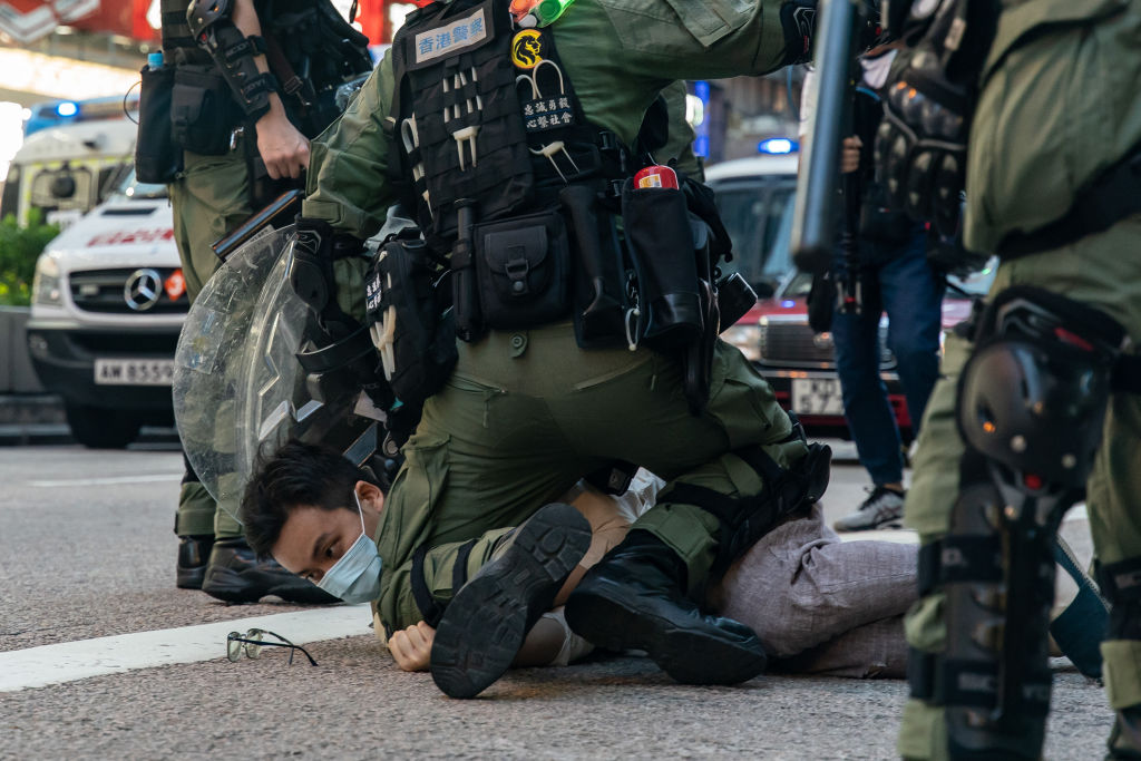 Cea mai mare mișcare de represiune din Hong Kong. Zeci de persoane din tabăra pro-democraţie au fost arestate
