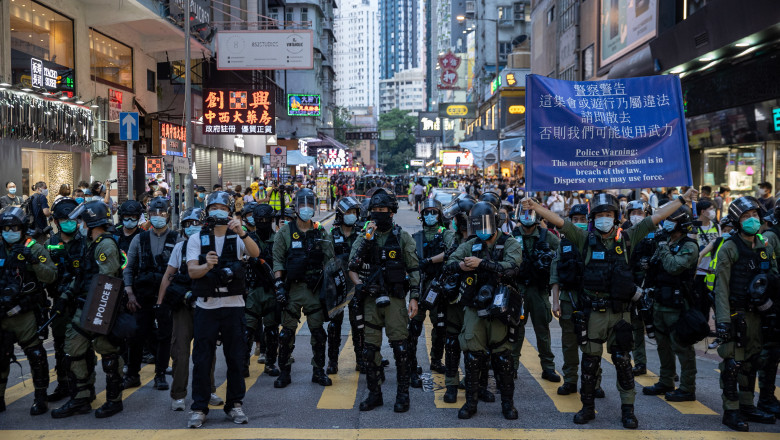 O fetiță de 12 ani a fost trântită la pământ și arestată în timpul protestelor din Hong Kong