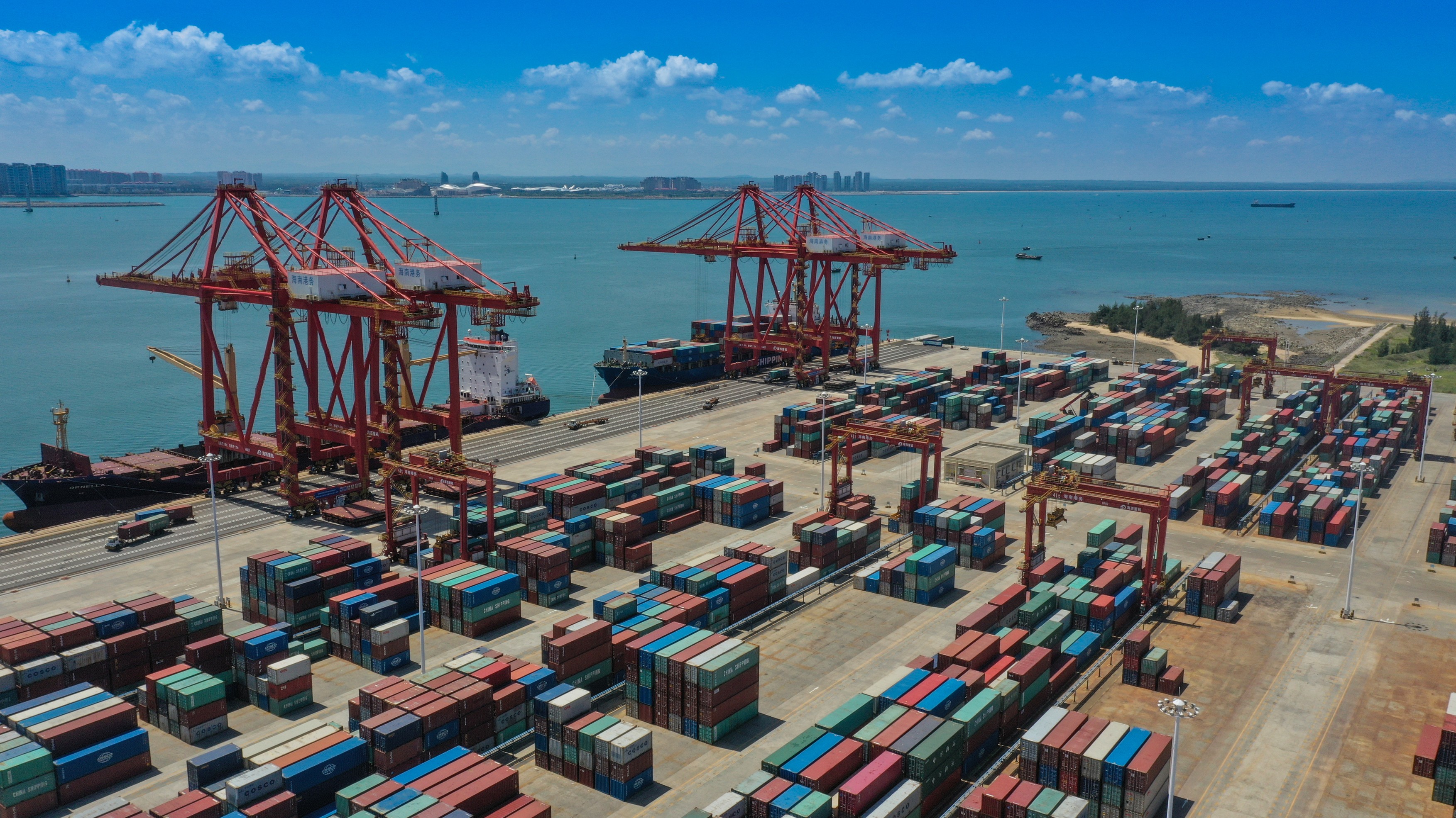 Deficitul comercial al României a scăzut la 32,7 miliarde euro în 2025, după ce exporturile au crescut mai rapid decât importurile